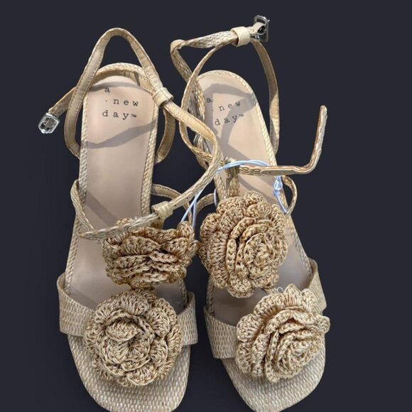 Tan and cream crochet flower kittens heels - Picture 1 of 2